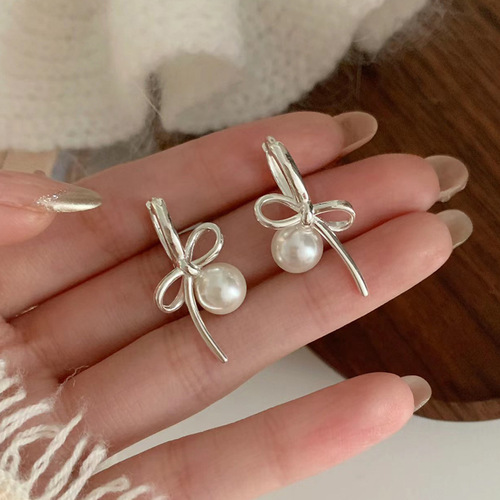 Exquisite butterfly knot imitation pearl earrings for women, light luxury elegant temperament design sense ear clips, niche fashionable versatile earrings