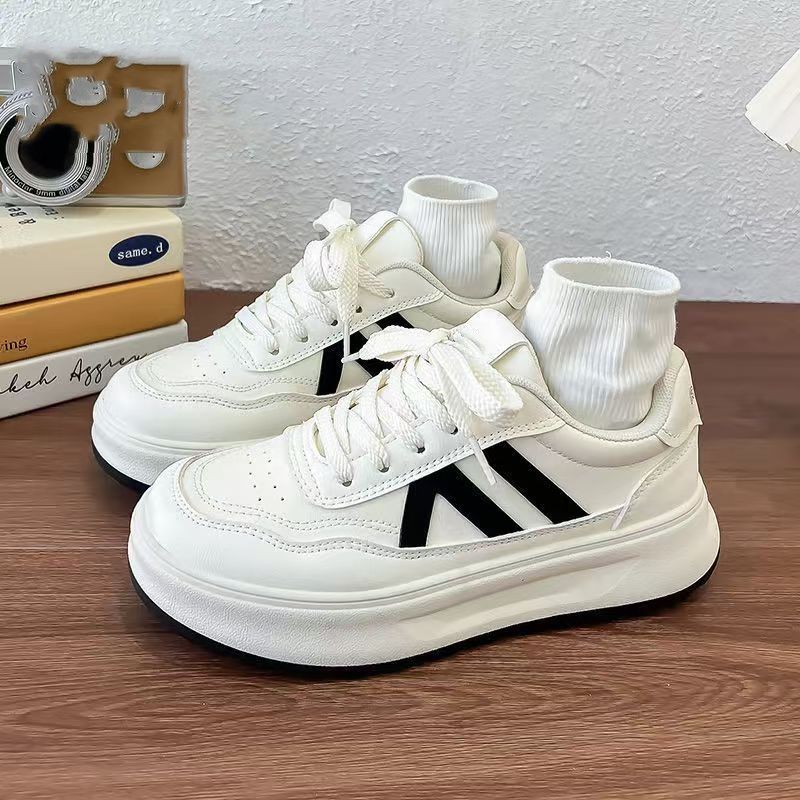 Pequeños zapatos de mujer blancos para mujer 2025 primavera nuevos zapatos casuales de todo fósforo otoño nuevos zapatos transpirables de suela gruesa todo fósforo