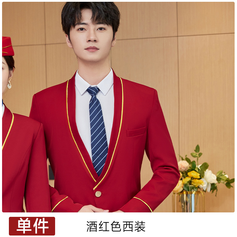 Мужской костюм цвета красного вина