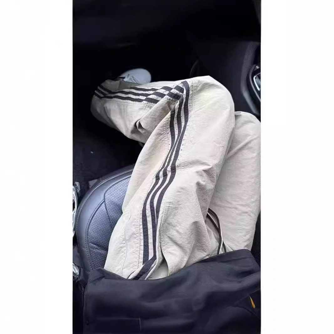 Pantalones a rayas de tres barras de color caqui pantalones de asalto de paracaídas de secado rápido de estilo fino de verano para hombres pantalones casuales rectos