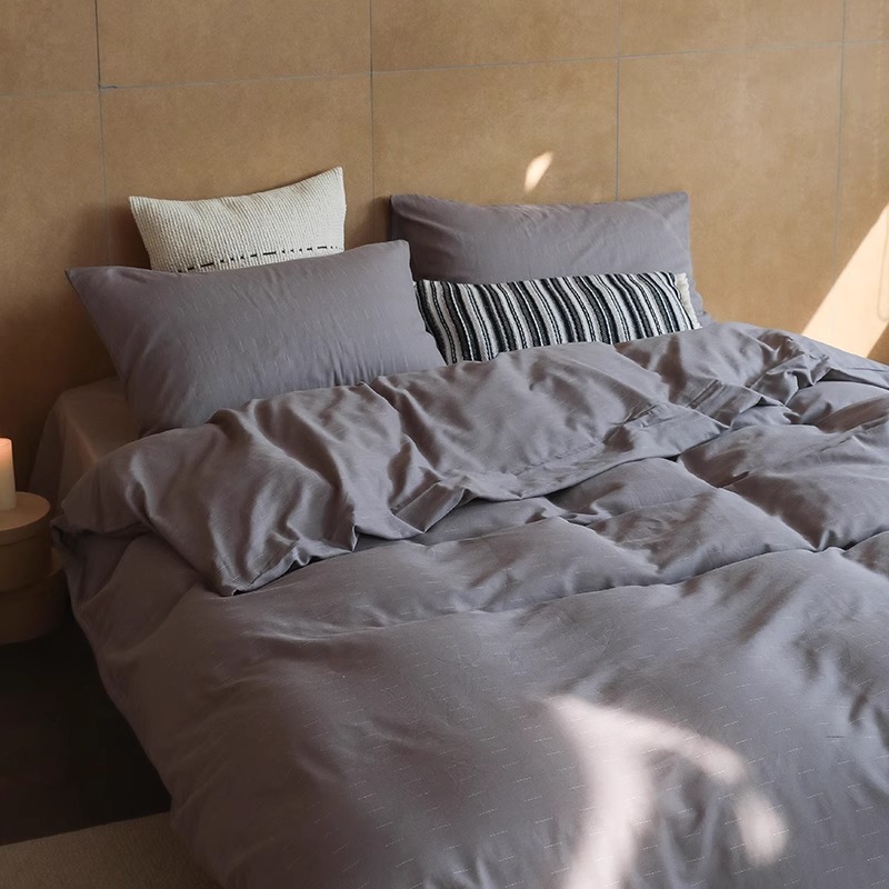 Ensemble minimaliste japonais quatre pièces à double couche, adapté à toutes les saisons, dans une couleur sobre et élégante, avec un tissage raffiné._voghion.com