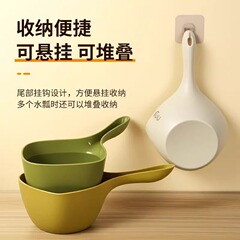 高い顔の値の軽い豪華な漂流の子供は頭を洗って水を流します。