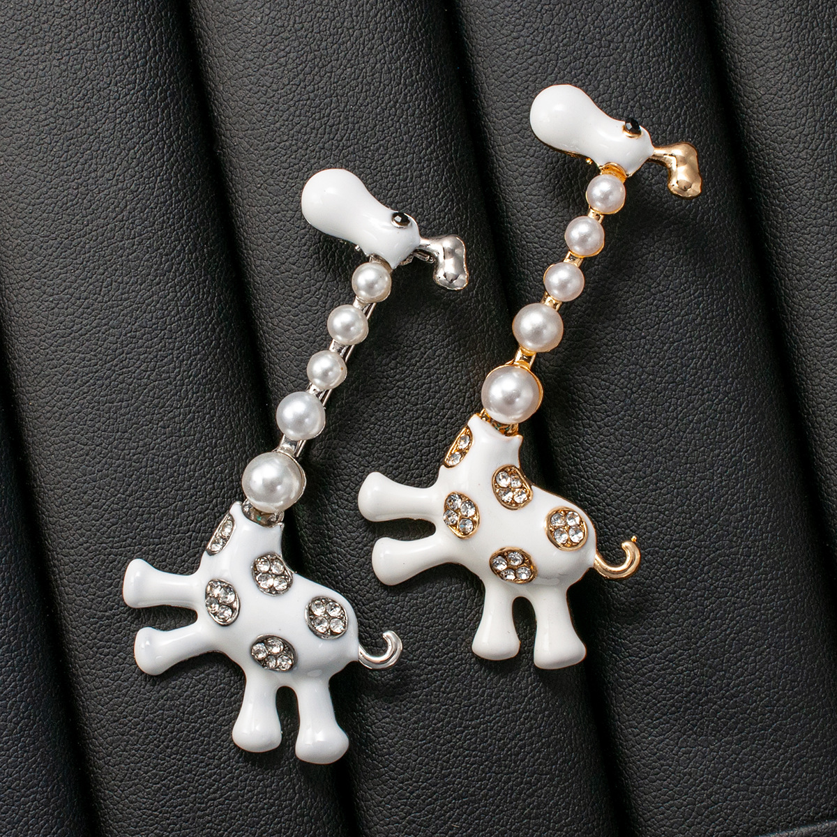 Cute Enamel Pearl Giraffe Brooch for Women, Light Luxury Niche Animal Deer Pin, Unique Fashion Versatile Accessory