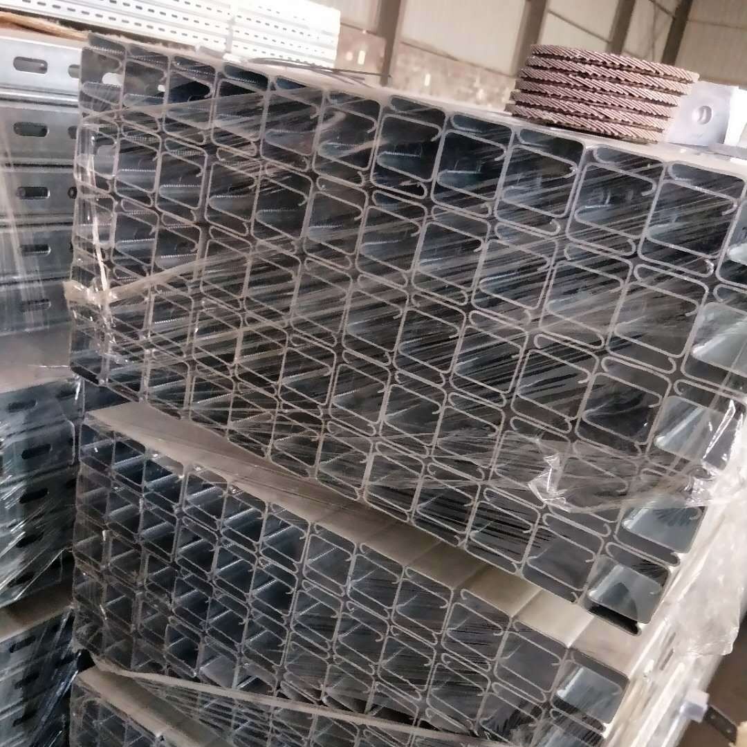 供应各种型号规格 C型钢    光伏支架   角钢 配件等