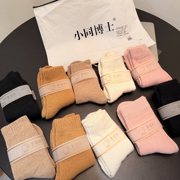 Dr. Xiaotong's Thickened Wool Socks Are a Must-Have for Cold Winter. Warm Cashmere Socks Are Made of Thickened Socks with Boneless Seams