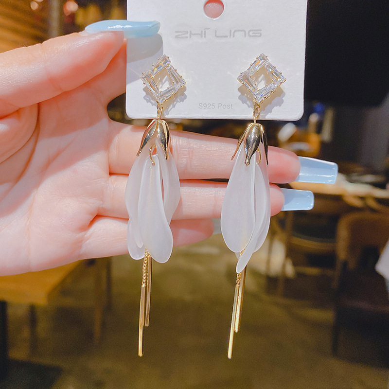 2021 New White Petals Long Tassel Earrings display picture 4