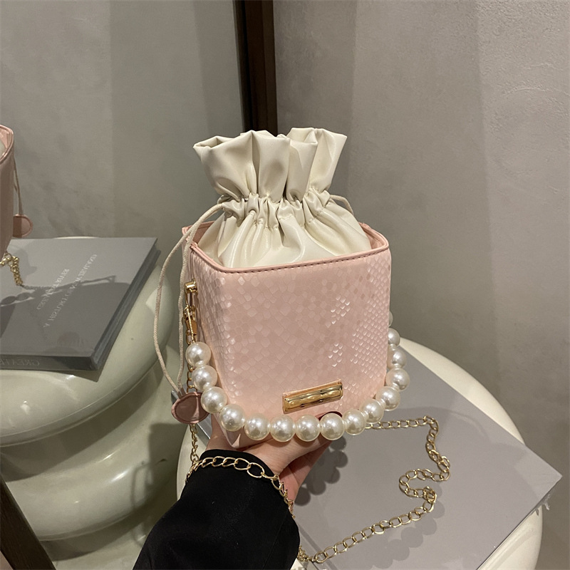 Mini bolso de cubo hermoso bolso con cordón de perlas de aire occidental para mujer 2025 nuevo bolso de mensajero de un solo hombro con cadena portátil