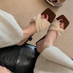 2025 夏の新デザインわら編みハイヒールサンダル女性のためのツイストスクエアトゥウェッジヒールスリッパ