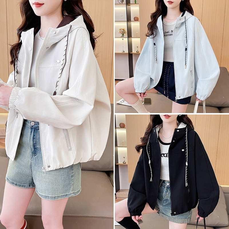 Autumn jacket for junior high school girls, casual color-blocked new style, short top for high school students.