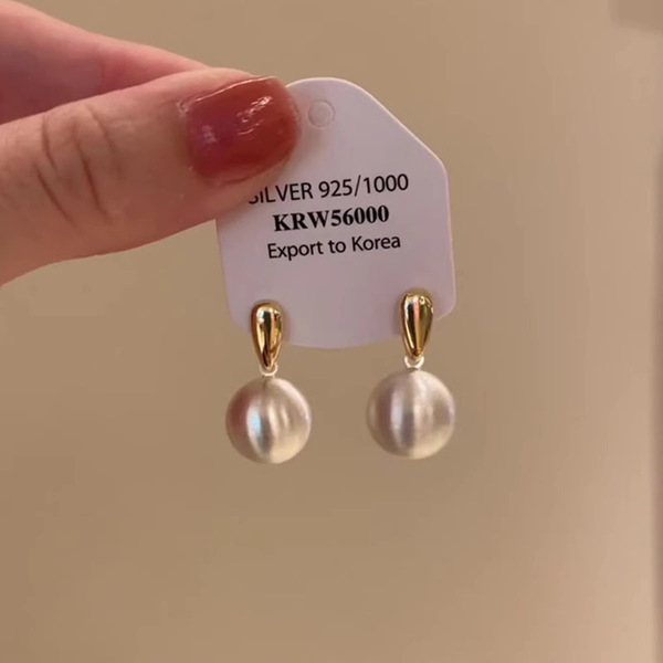 Elegant matte earrings