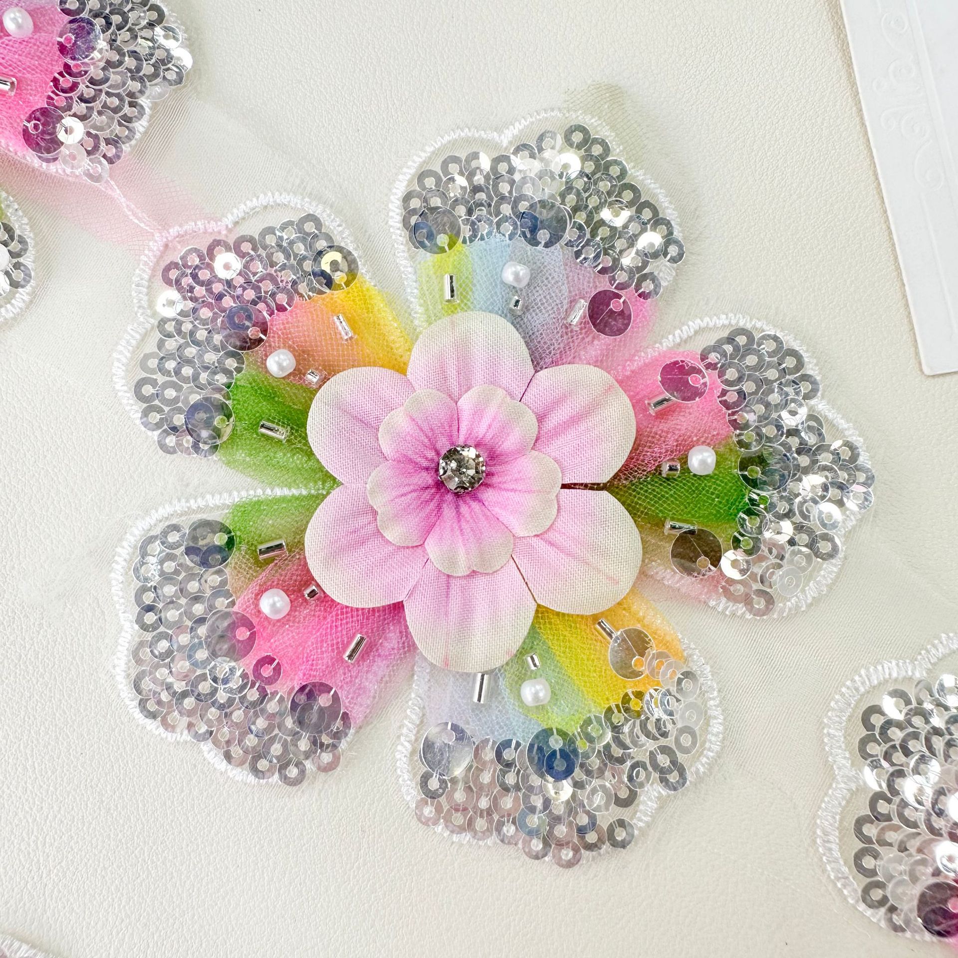Accesorios de flores de encaje de color mixto pétalos de hilo hechos a mano vestido de borde de encaje tridimensional zapatos de ropa infantil flores de cabello arnés decoración