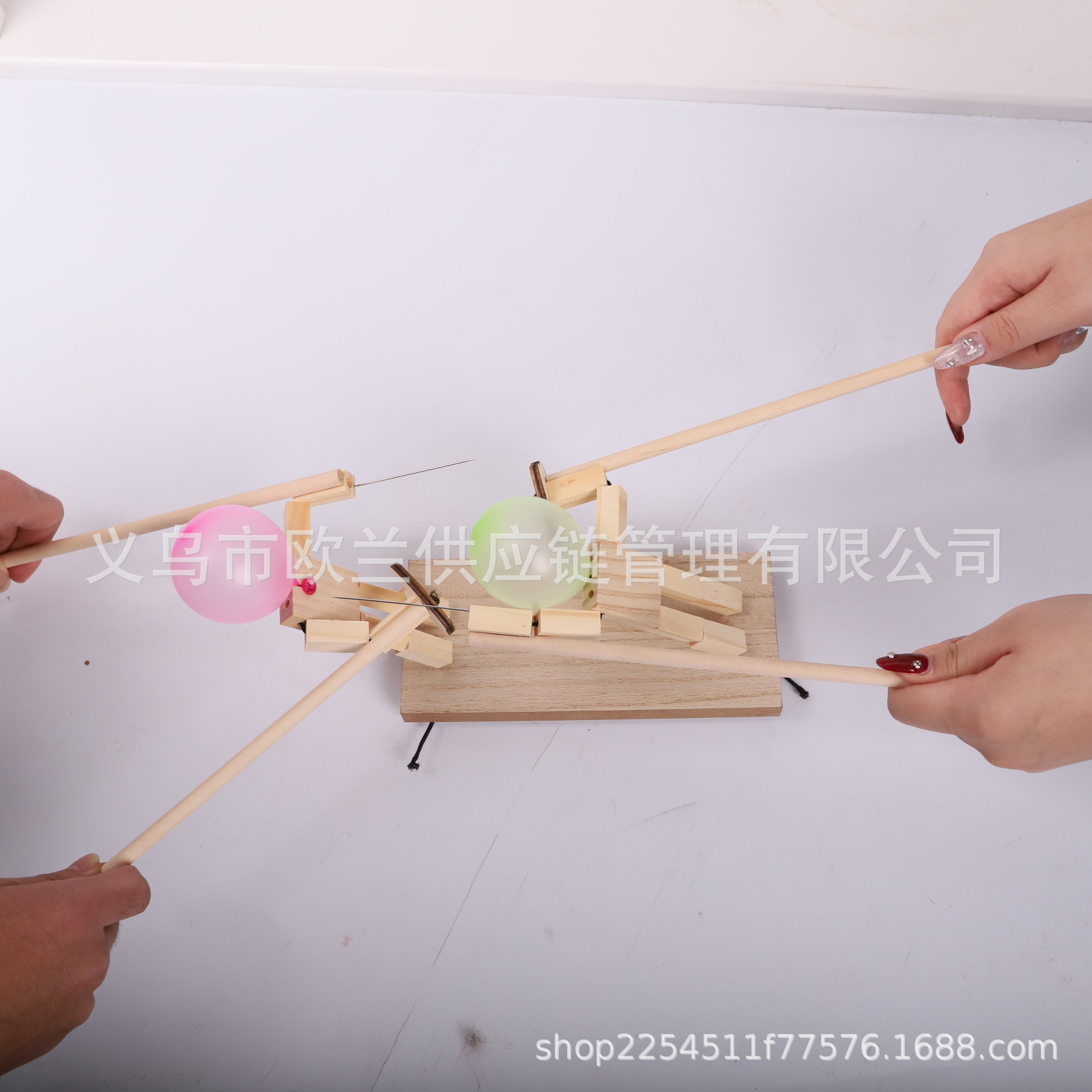 100개의 풍선이 달린 밧줄 목제 남자