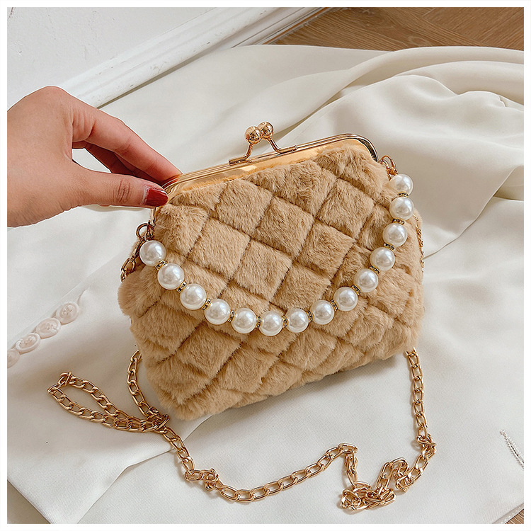 Lingge Chain Portable Autumn And Winter Soft Surface Fashion Plush One-shoulder Messenger Bag display picture 16