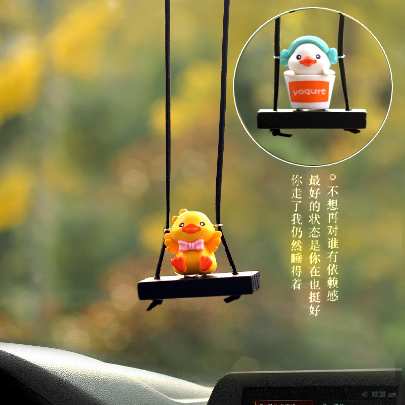 Linda muñeca de pato amarillo colgante de coche espejo retrovisor interior colgante rojo neto decoración creativa del coche
