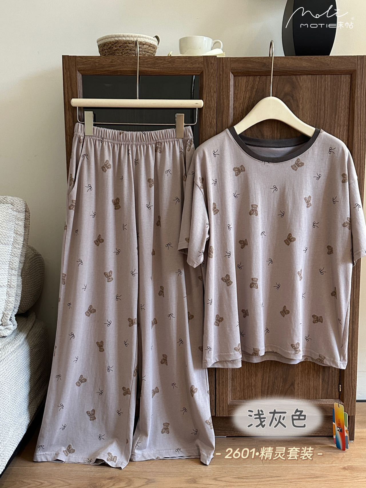 밝은 회색