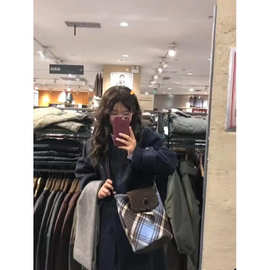 秋冬毛绒包包女2024新款潮复古学院毛呢水桶包百搭格子单肩斜跨包