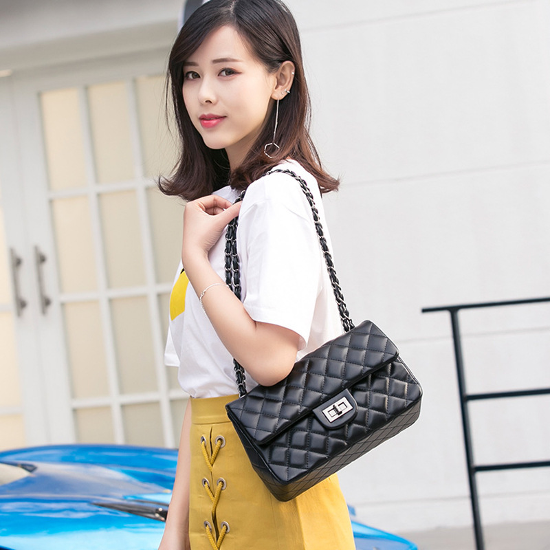 Large square lock (gun chain with leather) gun color