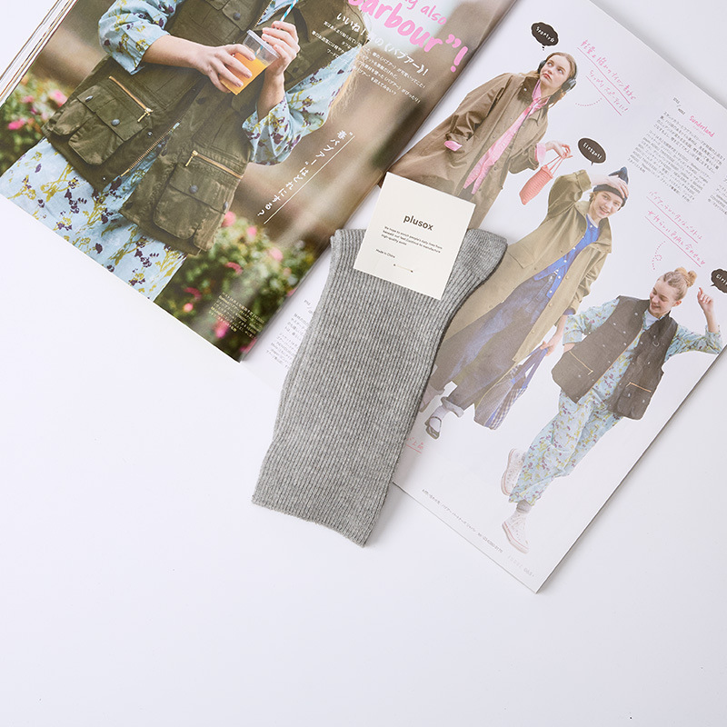 Venta al por mayor calcetines de pila de mujer nueva japonesa otoño color sólido calcetines de algodón de longitud media calcetines de color caramelo de aguja doble de mujer