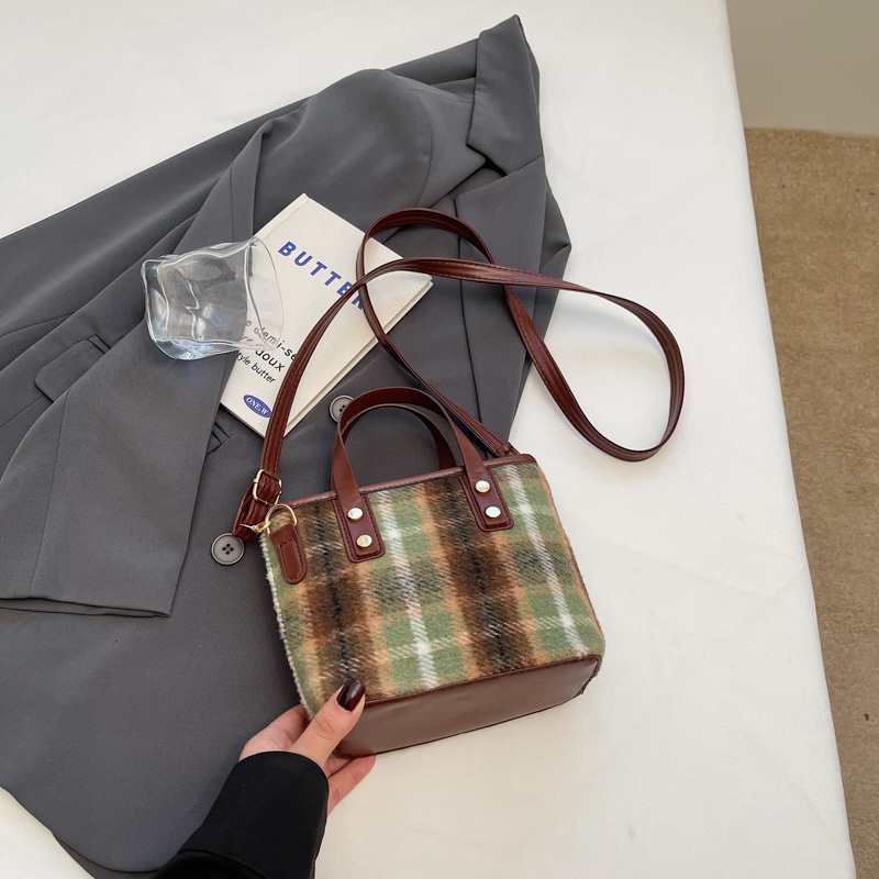 Bolsas populares de este año, bolsas de mujer a cuadrícula versátiles, 2024 nuevas bolsas de hombro de invierno, bolsas de cubo retro