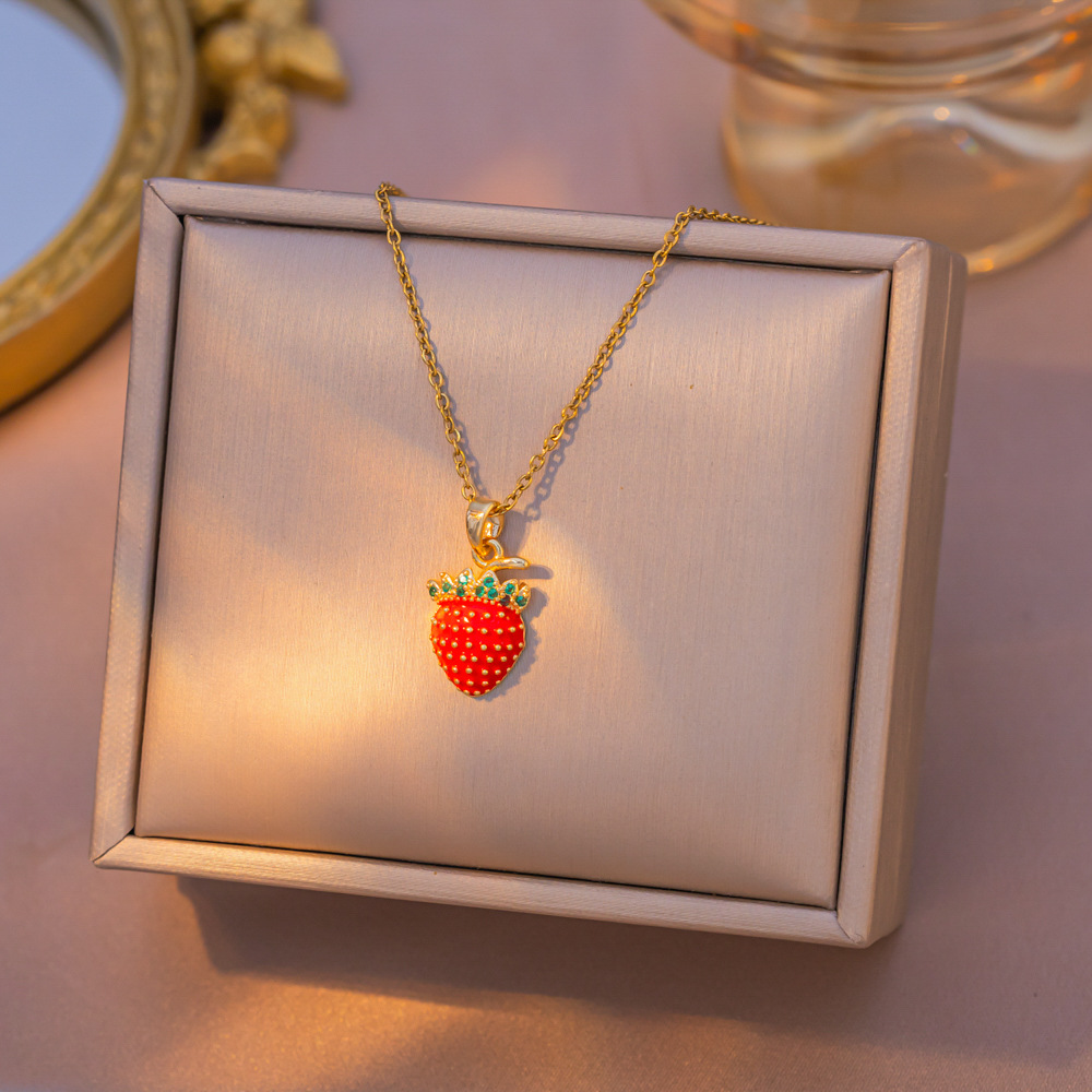Collar de clavícula con fresas de esmalte – pequeño, fresco, dulce, frutal, de nicho