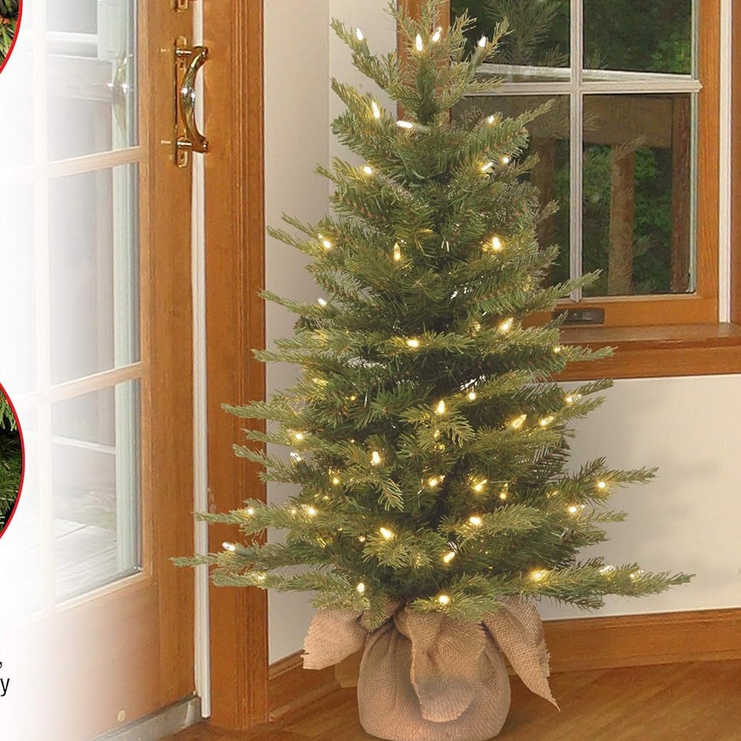 Amazon Venta caliente Mezcla de árbol de Navidad de abeto nórdico Escena navideña Arreglo de árbol de Navidad de luz blanca de lino al por mayor