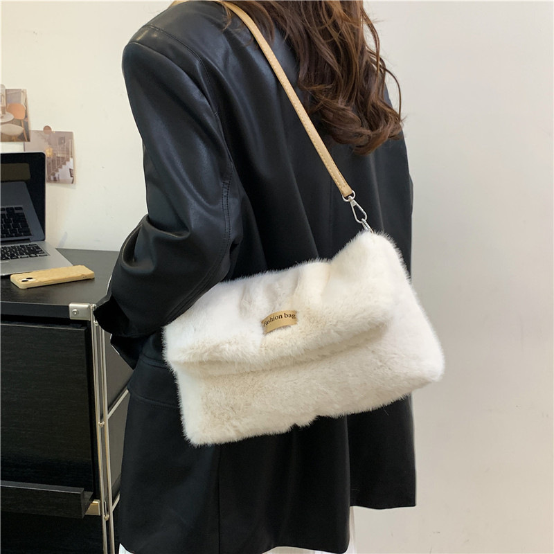 This year's popular Korean version of for women in 2023, new trendy large capacity single shoulder crossbody plush_voghion.com