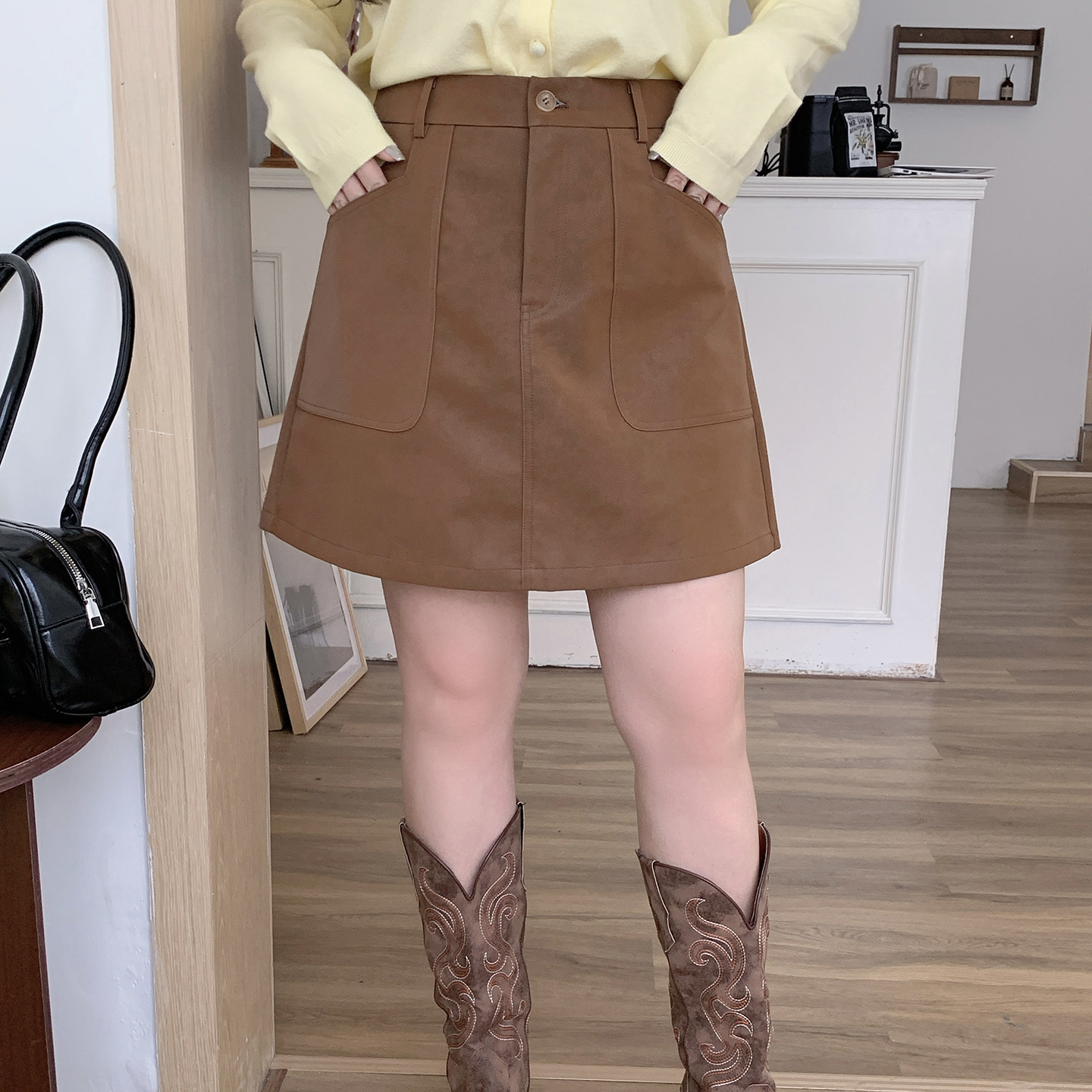 Zhi Xuan plus-size American retro high-waisted skirt, 2026 autumn new A-line, figure-flattering PU leather mini skirt, 325286