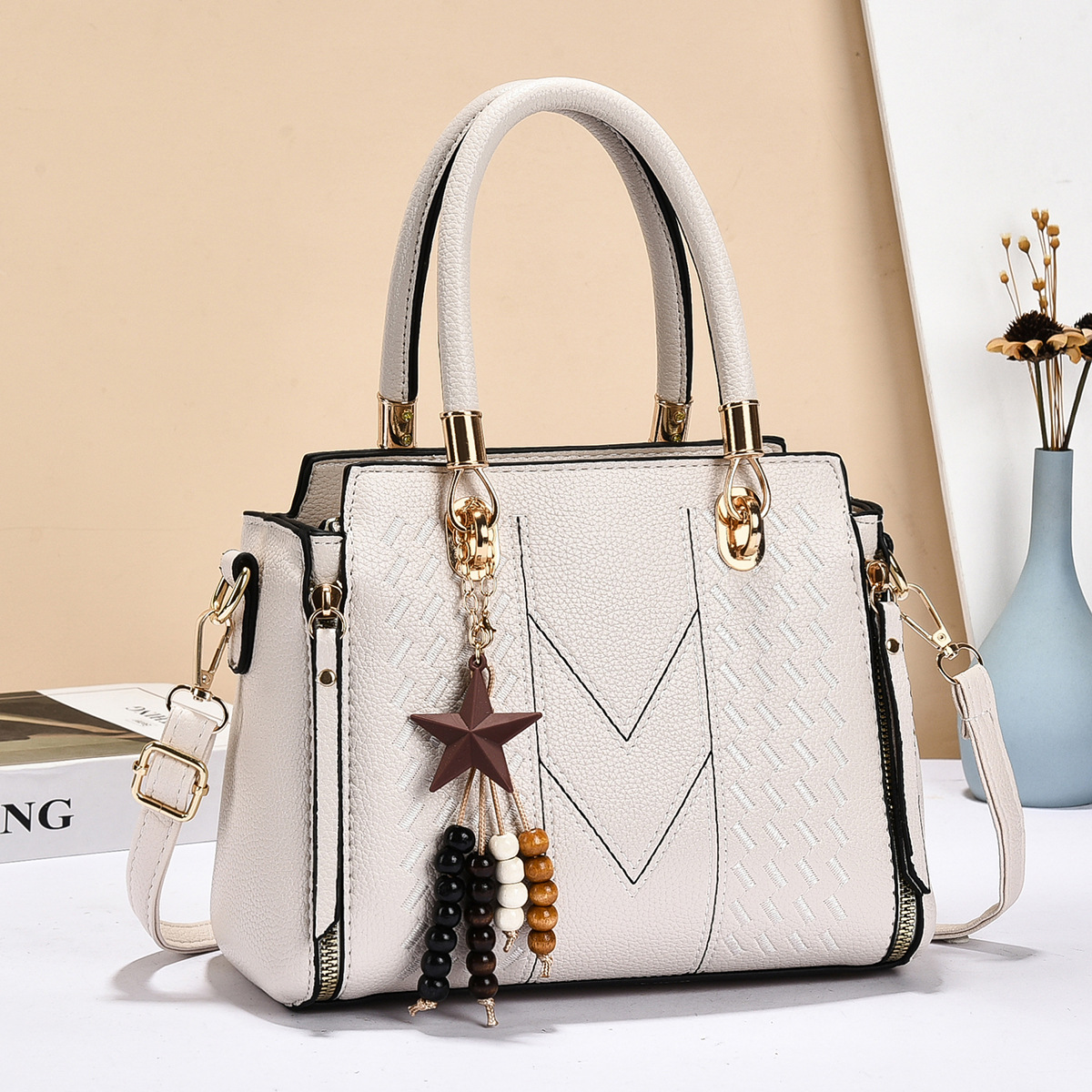 Bolsos de moda simple relieve decoración colgante bolso de hombro hermoso ocio diario mochila bolsas transfronterizas