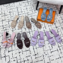 �羳��羳26�ļ��ָ�С�y���i��һ����Ů�⴩ɳ�����e�и�H��Ь