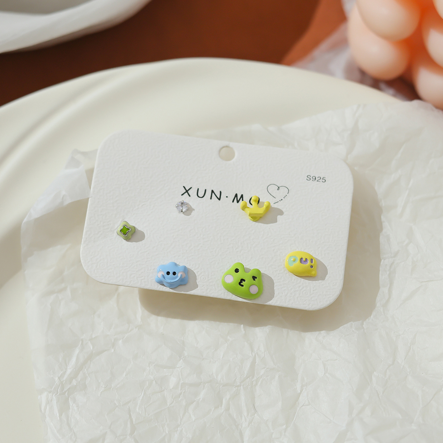 Juego de pendientes de aguja plateados, sencillos y compactos para mujer, pendientes geométricos en forma de corazón, bonitos, dulces y versátiles, venta al por mayor para puestos de mercado