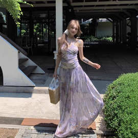 茶歇法式紫色碎花v领挂脖吊带连衣裙女夏度假风气质超仙露背长裙