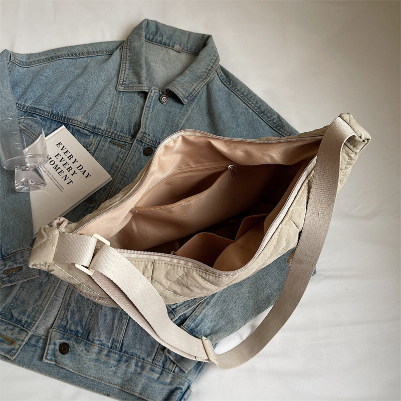 Bolso bandolera de invierno de gran capacidad para mujer 2024 nuevo bolso de lona de algodón bordado bolso de bola de masa de un solo hombro para estudiantes