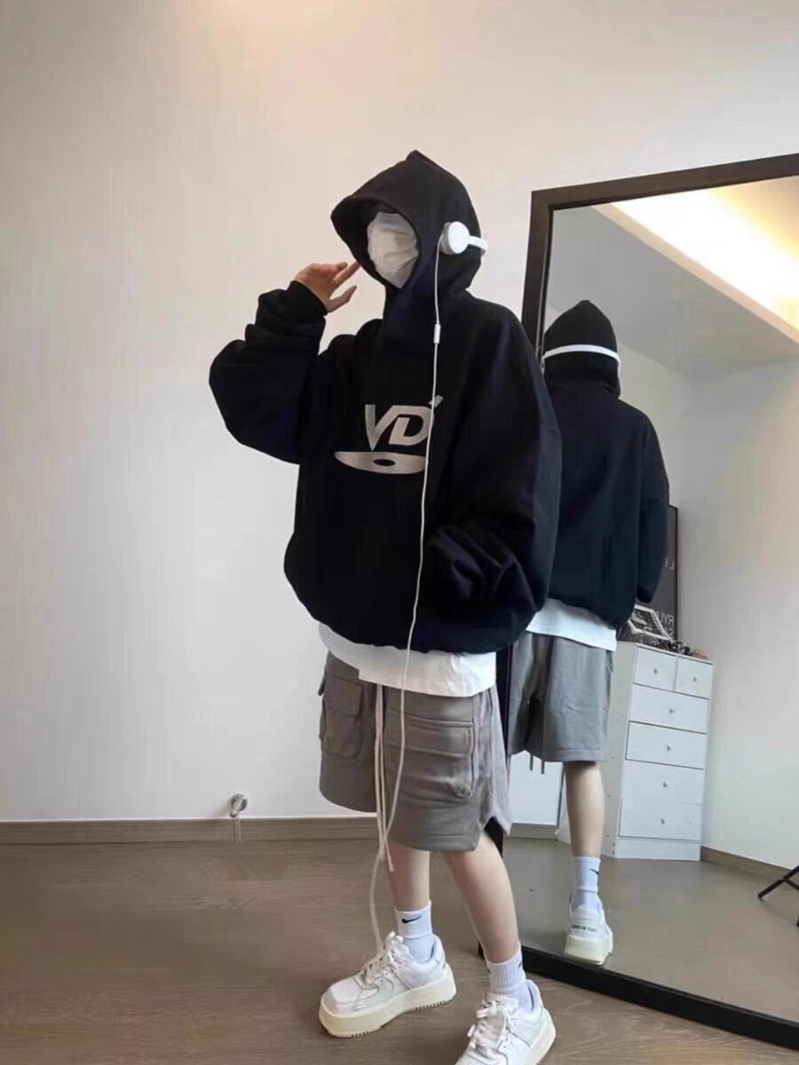 Felpa nera con cappuccio e lettera ricamata unisex_voghion.com