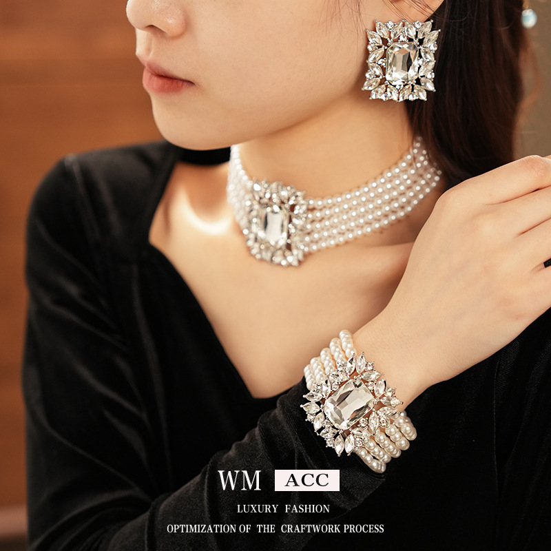 Collar de perlas geométricas con diamantes, diseño ligero de lujo, collar multicapa de moda, conjunto de joyas de alta calidad para mujeres