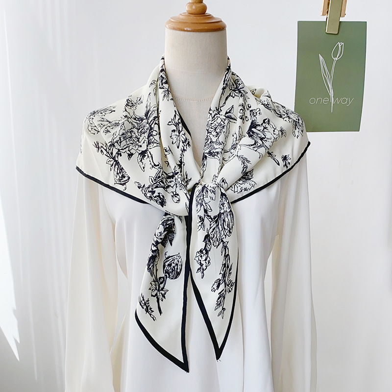 Boceto de toallas de triángulo impresas de flores de viento nueva moda china ropa de viaje con temperamento delgado buñuelo moda