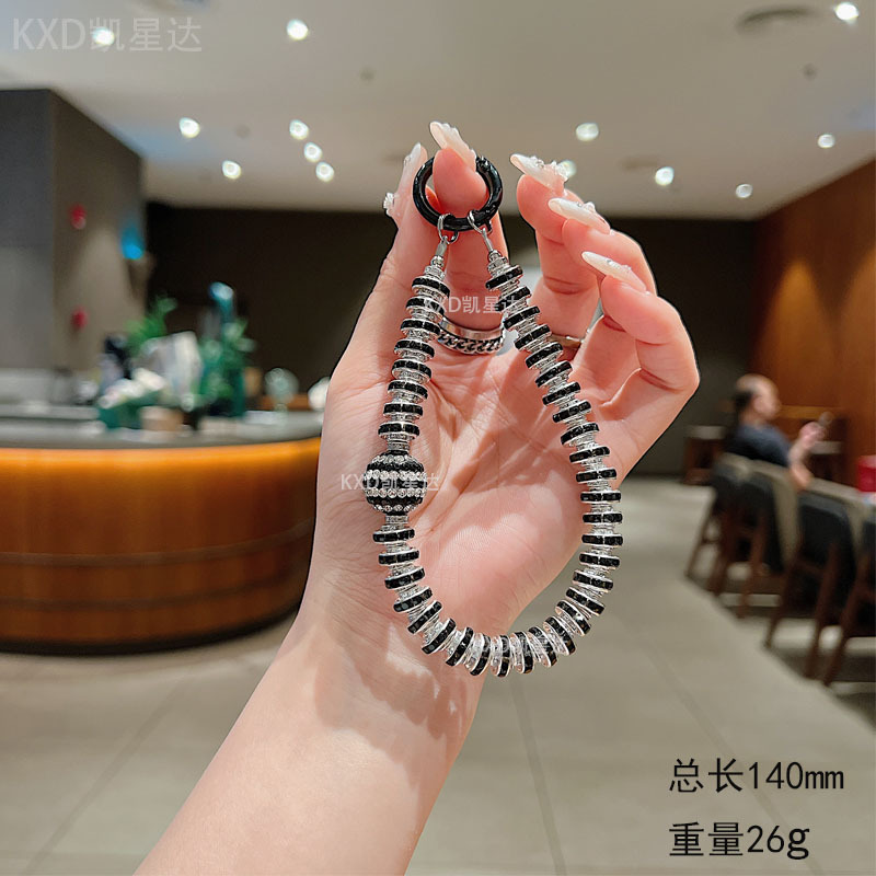 다이아몬드가 박힌 검정색 휴대폰 체인