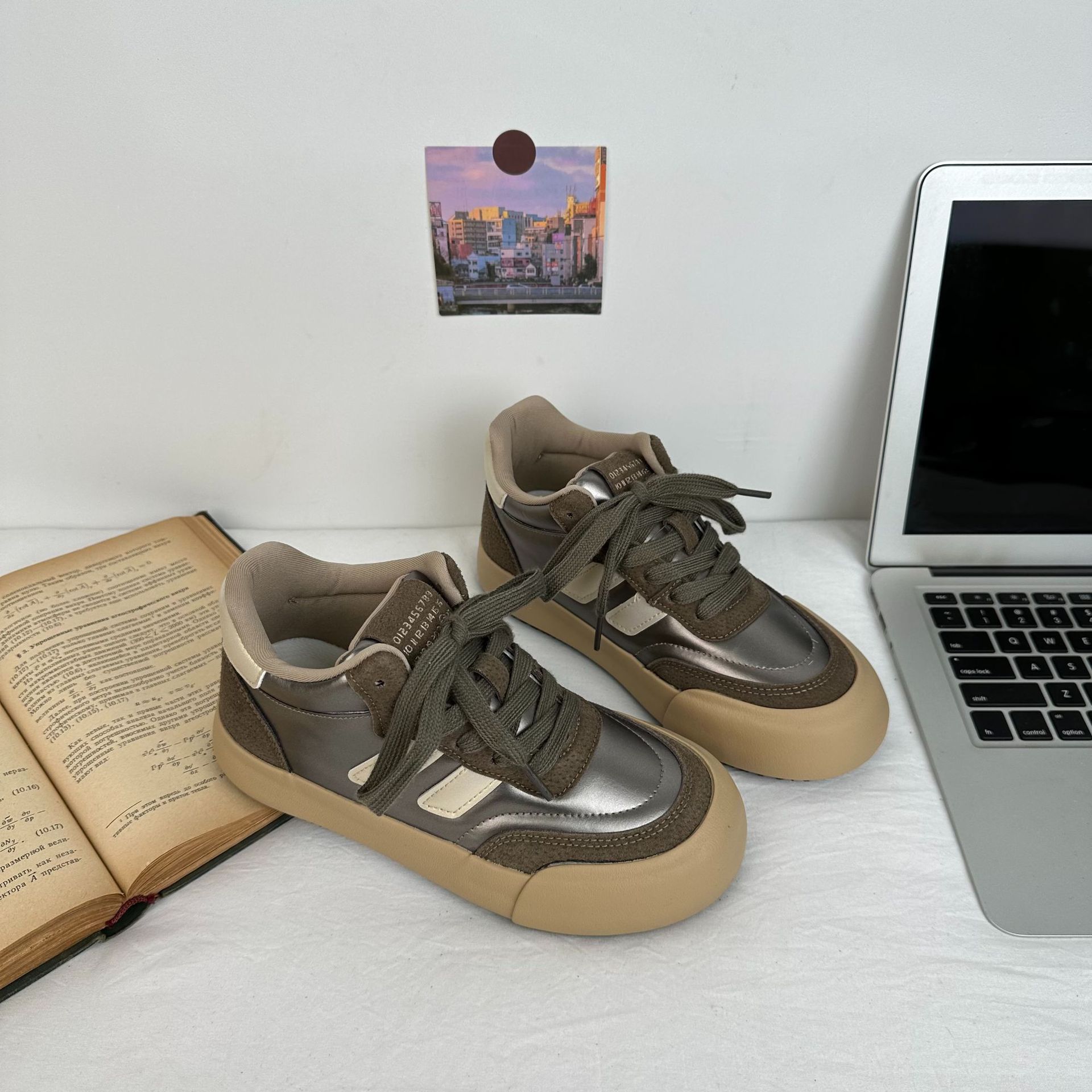 2024 invierno nuevos zapatos casuales deportivos cálidos retro más zapatos de todo fósforo de terciopelo zapatos de plataforma de nicho 6584