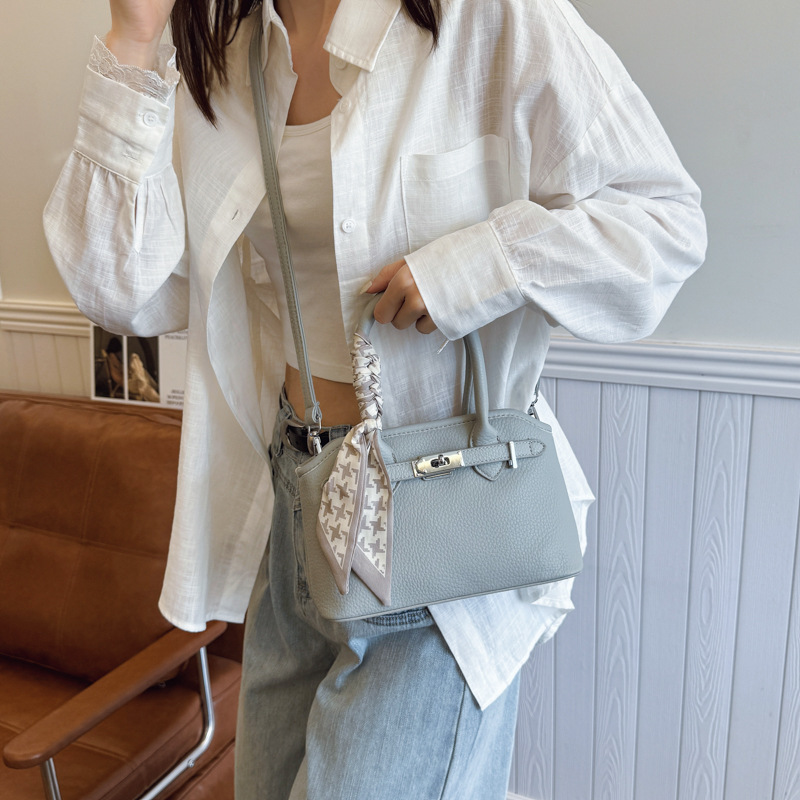 Versión coreana del bolso de nicho 2025 verano nuevo bolso de hombro con patrón de lichi bolso de mensajero casual de todo fósforo mujer