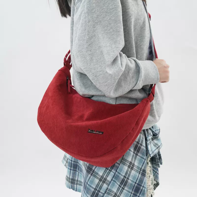 2025灯芯绒饺子包休闲单肩斜挎包轻便百搭大容量男女同款包包软包