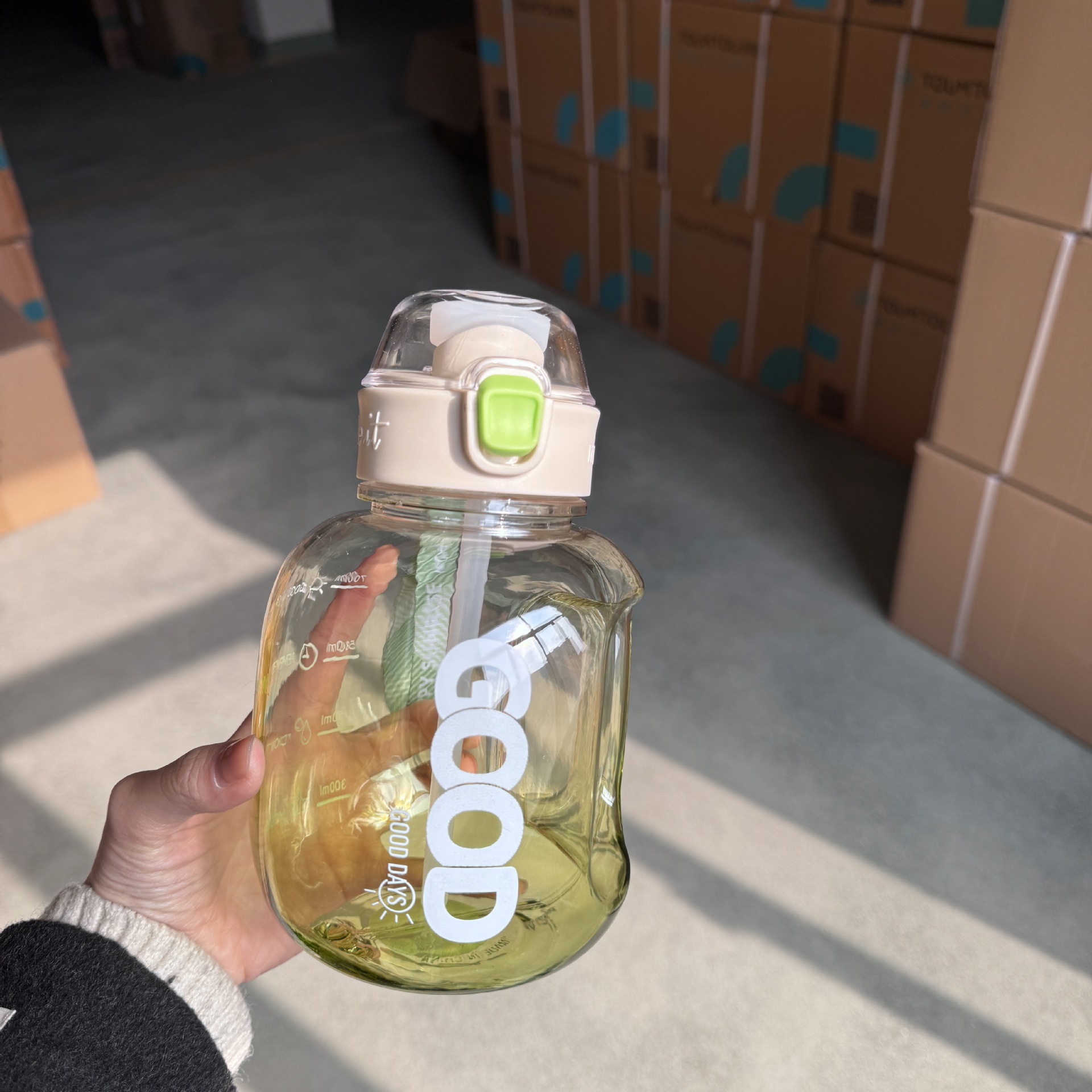Botellas de agua personalizadas de gran capacidad para estudiantes masculinos y femeninos, botellas de agua para fitness al aire libre, vasos de agua de plástico resistentes a altas temperaturas, fabricante de vasos elegantes de gran capacidad.