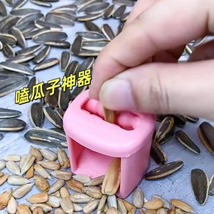 Shelling and peeling artifact of eating melon seeds and shelling automatic device of lazy melon seeds artifact of melon seeds and labor-saving small melon seeds machine