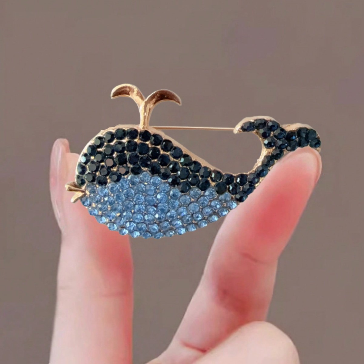 Elegante spilla a forma di balena blu per donna con strass clip sciarpa_voghion.com