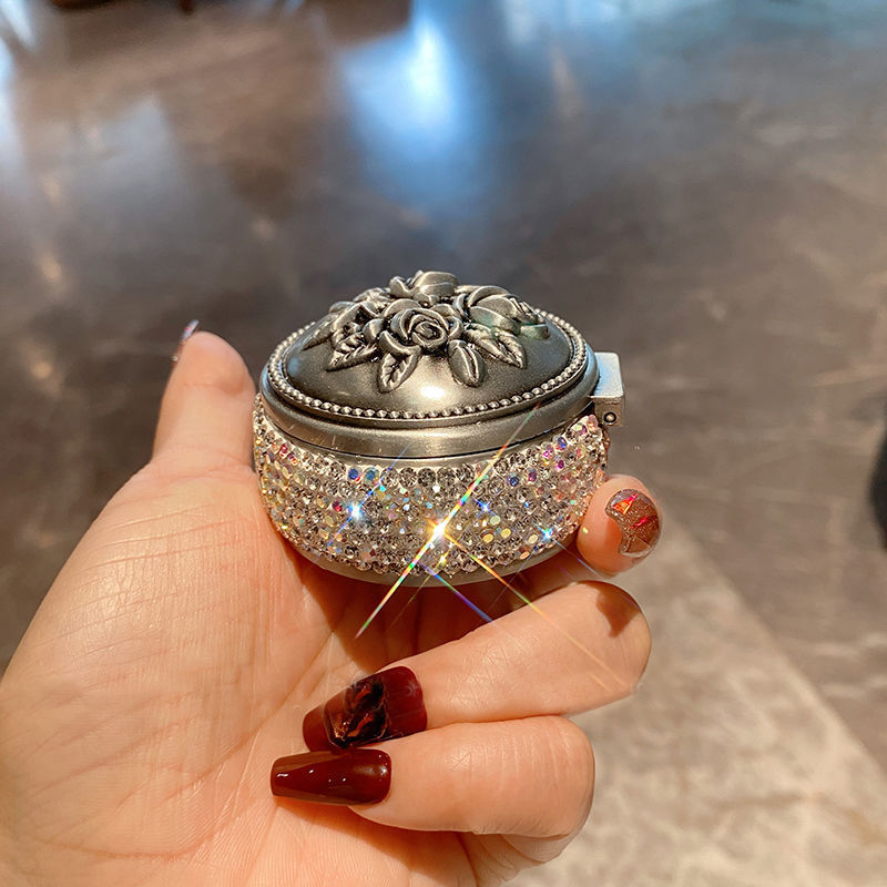 XZ9179 화이트 다이아몬드 꽃이 박힌 금속 원형 보관함