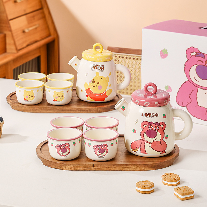 Disney Strawberry Xiong Jinchu tetera una olla de cuatro tazas con bandeja caja de regalo set de té regalo ligero lujo