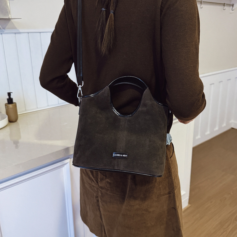 Transfronterizo de seda bolso de cubo portátil de invierno para mujeres 2025 nuevo estilo de alta sensación bolso de hombro bolso de mochila versátil