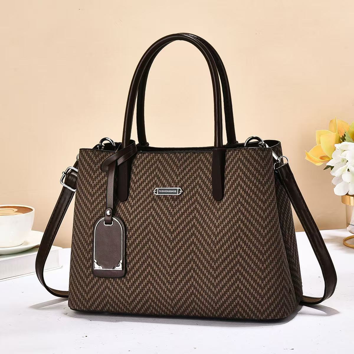 Bolso de mano de color sólido universal 2025, nuevo bolso de hombro de moda casual, mochila de transporte de gran capacidad Handbag