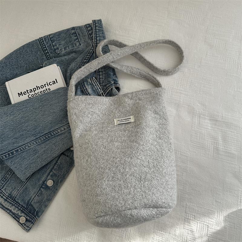 Invierno de gran capacidad lana mochila de hombro 2024 este año popular retro bolsas casuales bolsas casuales bolsas casuales bolsas de cubo para mujeres