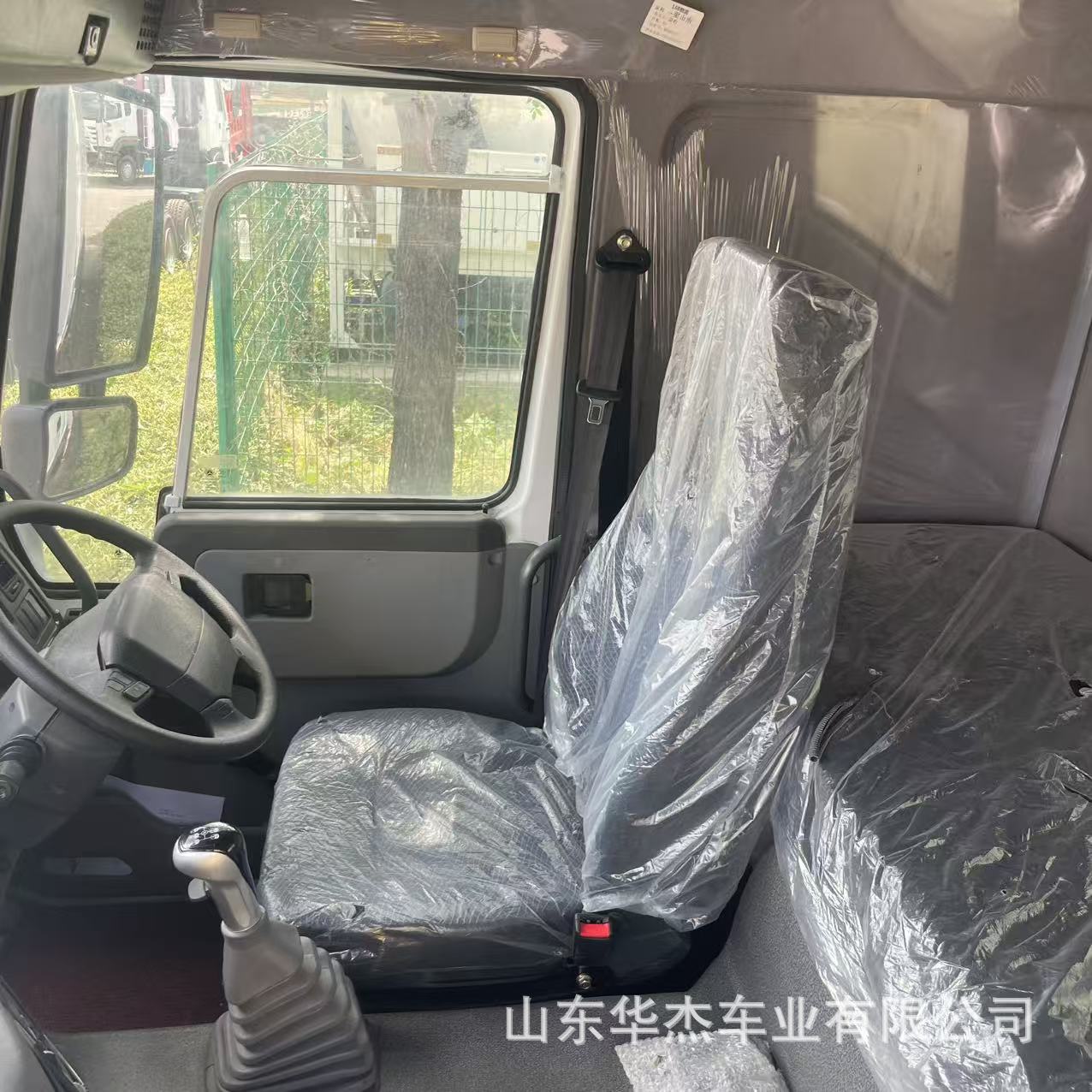 Export of HOWO engineering dump trucks with 371 horsepower, rear eight-wheel muck trucks, and front-four-rear-eight-wheel dump trucks for mining use