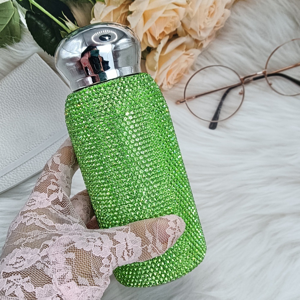 연한 녹색 보온병 컵