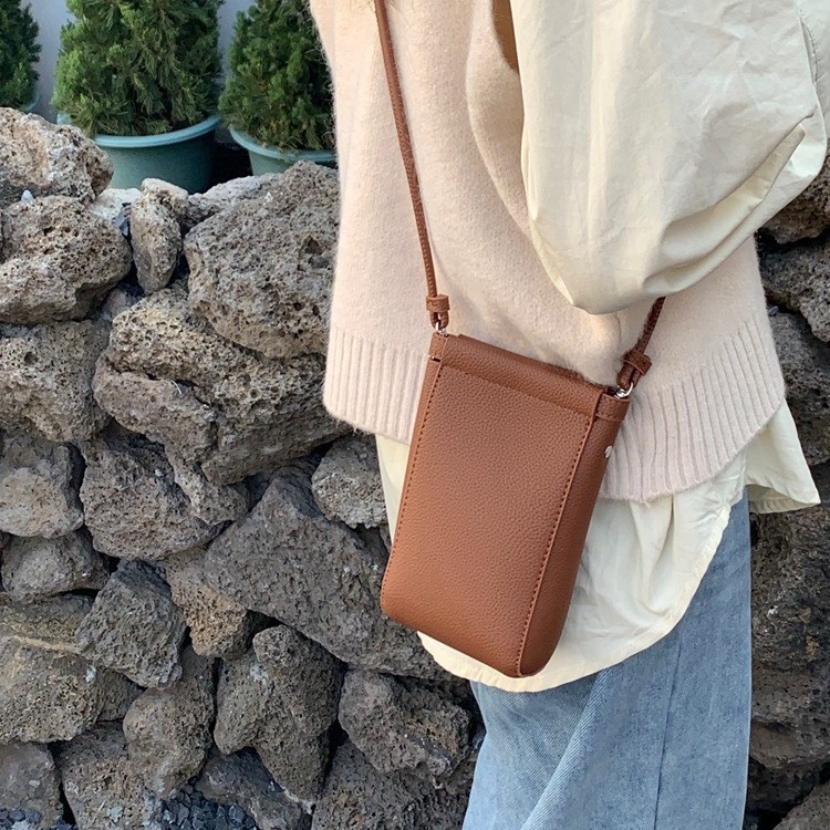 Korean style retro crossbody phone bag for women, 2023 new style, practical, simple, versatile, portable vertical phone pouch.
